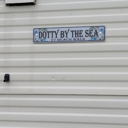 Villa Dotty By The Sea, 27 Bw, St Osyth Beach - Price Is Whole Caravan With Field Views Saint Osyth Exterior foto
