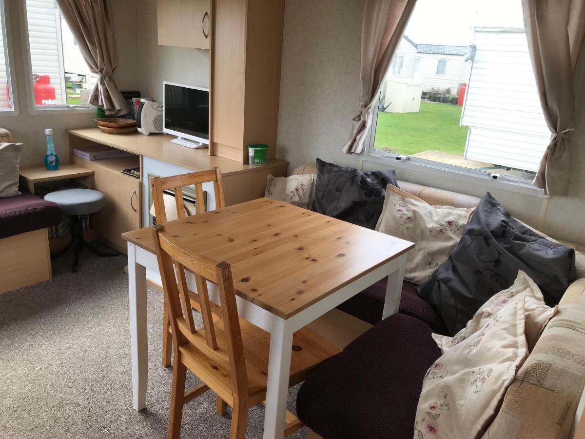 Villa Dotty By The Sea, 27 Bw, St Osyth Beach - Price Is Whole Caravan With Field Views Saint Osyth Exterior foto